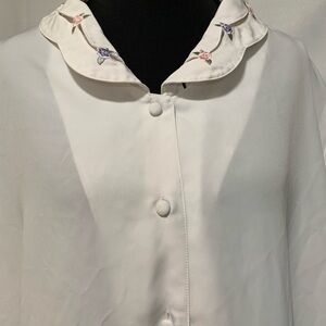Vintage 24W Plus Elegant White Button-Up Blouse with Floral Embroidery. Koret